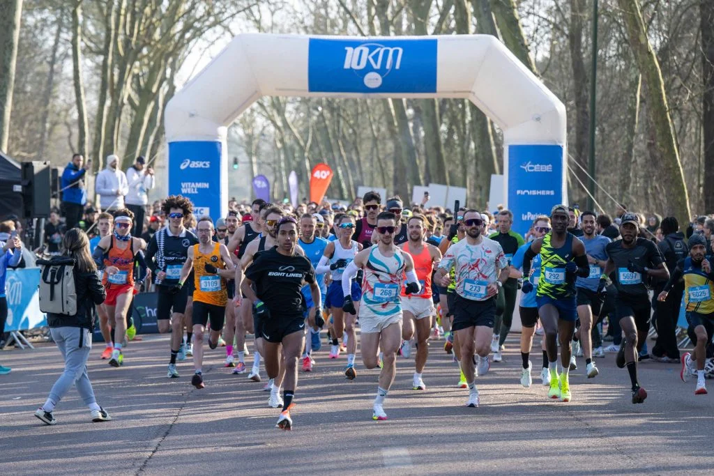 Des milliers de coureurs s'élancent au départ des 10KM UNICEF à Paris